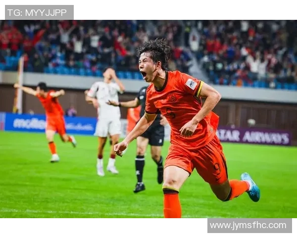 中场休息时国足球星展现惊人技术与领导力引领队友重拾信心 中场休息时国足球星展现惊人技术与领导力引领队友重拾信心